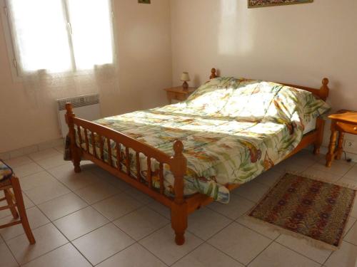 une chambre avec un lit avec une couette dessus dans l'établissement Maison Calme à Saint-Pierre-d'Oléron, Proche Plage et Commerces, 4 Couchages - FR-1-246A-149, à Saint-Pierre-dʼOléron