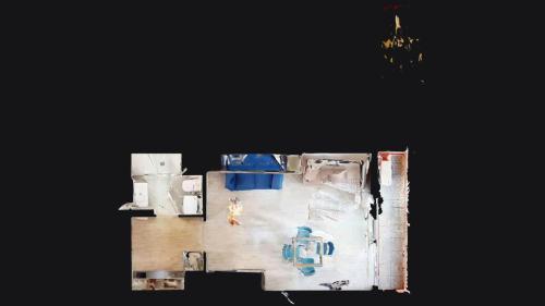 una vista aérea de una habitación con mesa y sillas en Résidence Le Diplomat - Studio pour 4 Personnes 624, en Menton