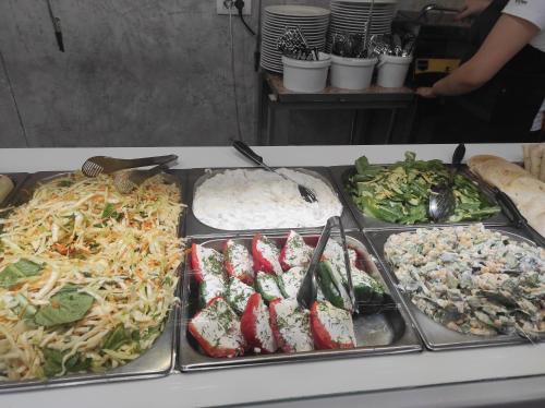 ein Buffet mit verschiedenen Speisen auf dem Tisch in der Unterkunft Art tour in Yerevan