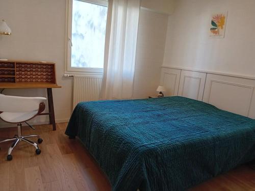 une chambre avec un lit, un bureau et une chaise dans l'établissement Residence Du Temple - Coup de coeur pour ce beau logement, idéalement situé ! MAE-3114, à Aix-les-Bains