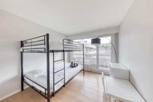 a bedroom with two bunk beds and a couch at Grand appartement spacieux - Proche Paris in Sèvres