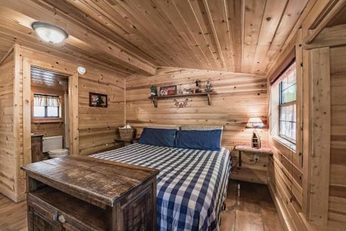 Ένα ή περισσότερα κρεβάτια σε δωμάτιο στο Snuggle Inn: Cozy Studio Cabin in Upper Canyon With a Hot Tub!