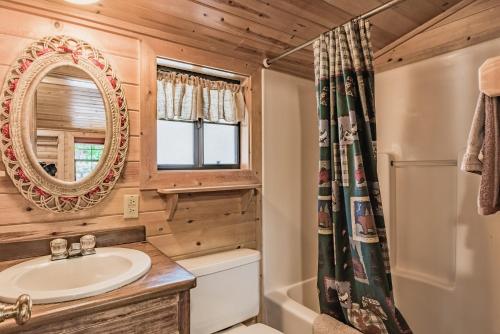 Ένα μπάνιο στο Snuggle Inn: Cozy Studio Cabin in Upper Canyon With a Hot Tub!