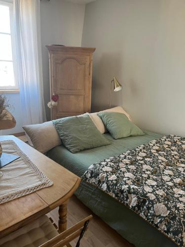 - une chambre avec un lit, une table et une table dans l'établissement La Genette, à La Rochelle