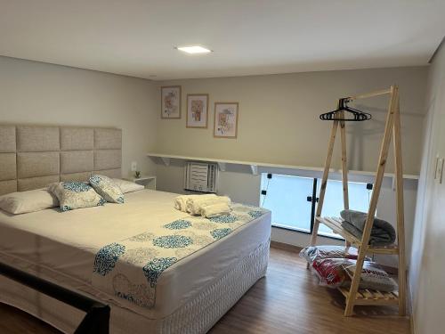 a bedroom with a bed with a swing at Apartamento Loft 07 em Cabo Frio in Cabo Frio