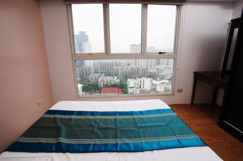 Łóżko lub łóżka w pokoju w obiekcie Home w/ City View - Pool + Fast Wifi 3016