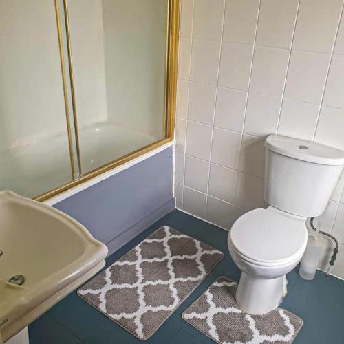 een badkamer met een wit toilet en een wastafel bij Gravesend 1 Bedroom Flat 2 Min Walk to Station & Town Centre in Kent