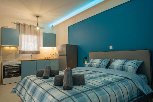 1 dormitorio con 1 cama con 2 toallas en Frida's Home for 2 in Kozani, en Kozani