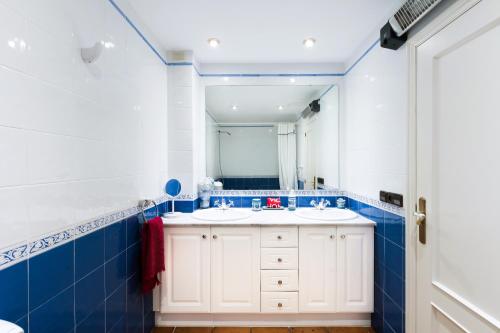 Baño con 2 lavabos y espejo en Fabuloso ROMANI entre mar y montañas, en Bonmont Terres Noves