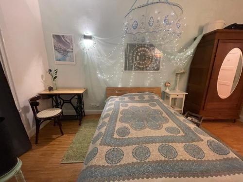 Un dormitorio con una cama y una mesa. en shared Appartment , Zimmer mieten en Colonia