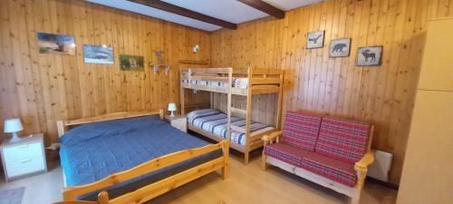 1 Schlafzimmer mit 2 Betten und 1 Etagenbett in der Unterkunft Monolocale Il Capriolo - Abetone in Abetone