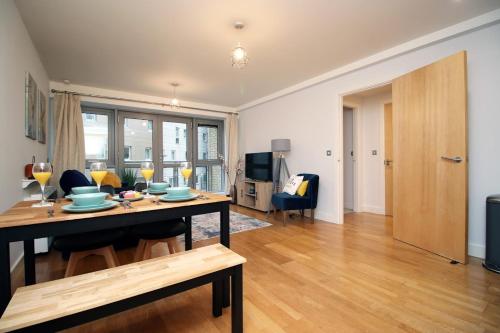 a living room with a table and a dining room at Hamilton Court Apartment for 4 Guests, Bright and Central Location with Balcony and Wi-Fi in Bristol