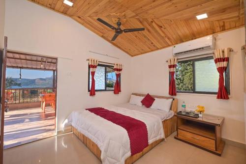 浦那的住宿－Sahyadri Stays - Pawna Lake，一间卧室设有一张床和木制天花板