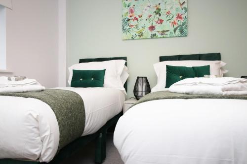 two beds sitting next to each other in a bedroom at Hamilton Court Apartment for 4 Guests, Bright and Central Location with Balcony and Wi-Fi in Bristol