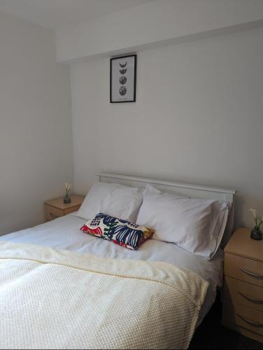 En eller flere senger på et rom på 1 Bed Apartment in Newington Green Village