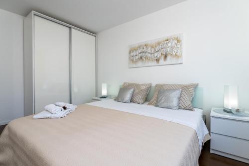Katil atau katil-katil dalam bilik di Villa with a beautiful panoramic view and a swimming pool- by Traveler tourist agency Krk ID 2397