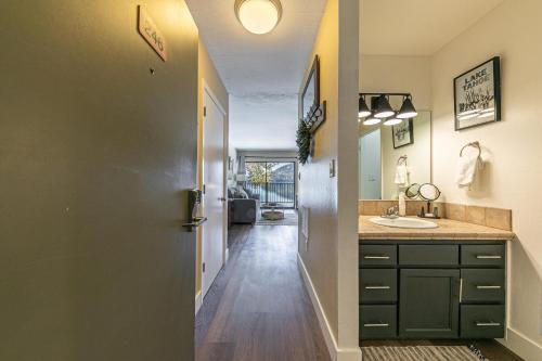 Η κουζίνα ή μικρή κουζίνα στο Charming Deluxe Studio w/Lake View #246 at Donner Lake Village