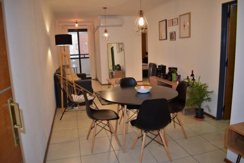 y sala de estar con mesa de comedor y sillas. en Departamento Amoblado Nva Cba en Córdoba