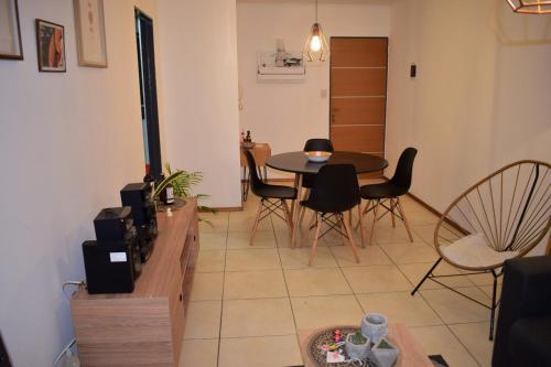sala de estar con mesa y sillas en Departamento Amoblado Nva Cba en Córdoba