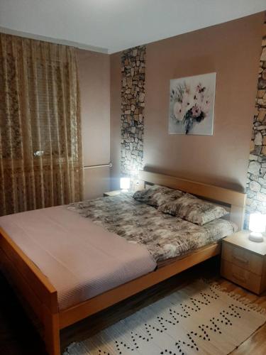 Llit o llits en una habitació de Dvosoban stan u širem centru