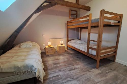 Divstāvu gulta vai divstāvu gultas numurā naktsmītnē Entre vignes et moulin à Bourgueil 9 p / 4 ch.
