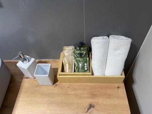 una mensola in legno con carta igienica e asciugamani di carta igienica di 7Suites a Empoli