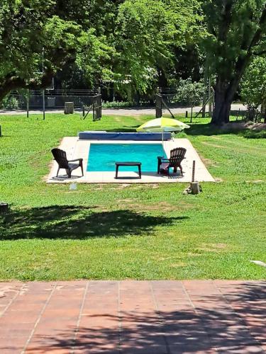 2 bancs installés à côté d'une piscine dans l'établissement LOS CALDENES, à Trapiche