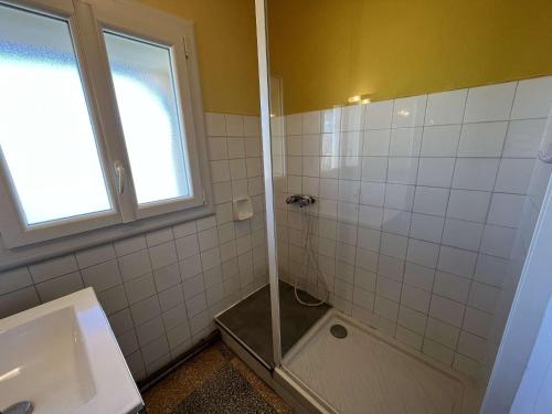 une salle de bain avec douche et lavabo dans l'établissement Appartement à 2 pas de la plage avec terrasse et parking - FR-1-387-186, à Marseillan