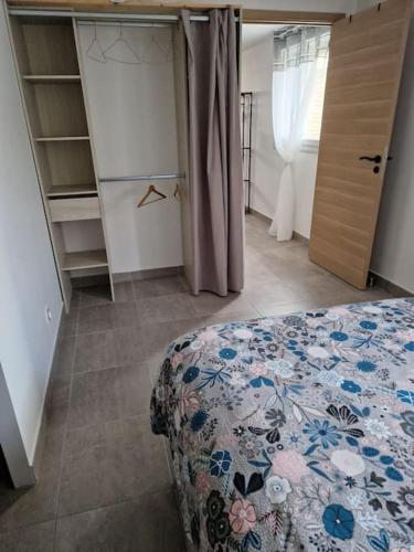 - une chambre avec un lit et un placard avec une commode dans l'établissement Joli T2 cosy avec jardin privatif, à Frontignan