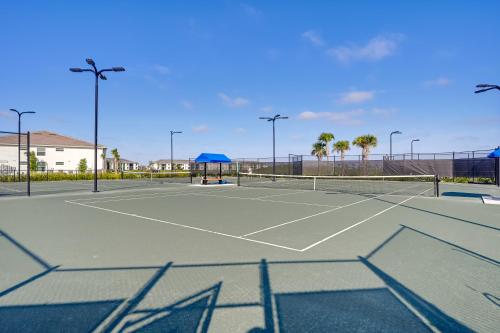 Instalaciones para jugar a tenis o squash en Maria Condo with Community Pool Access o alrededores