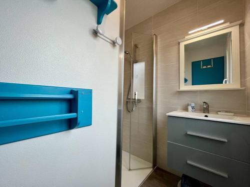 y baño con ducha y lavamanos. en Maison La Brée-les-Bains, 3 pièces, 5 personnes - FR-1-246A-181, en La Brée-les-Bains