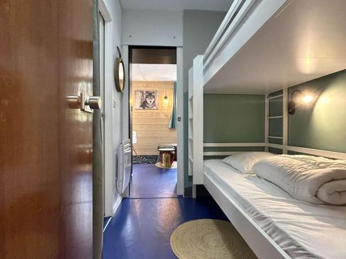 Posteľ alebo postele v izbe v ubytovaní Studio cosy au pied des pistes avec balcon et parking – La Salle-les-Alpes - FR-1-330F-215
