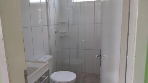 Casa Lagoa Violão في توريس: حمام ابيض مع مرحاض ومغسلة