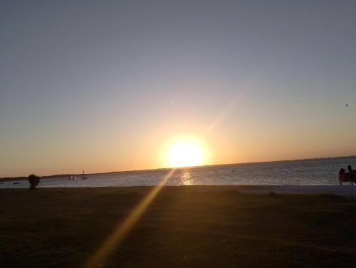 puesta de sol en la playa con puesta de sol en Sol e mar, en Iguaba Grande