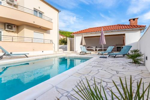 Bazén v ubytovaní Villa Ana perfect for families with kids and groups,House with heated Pool alebo v jeho blízkosti