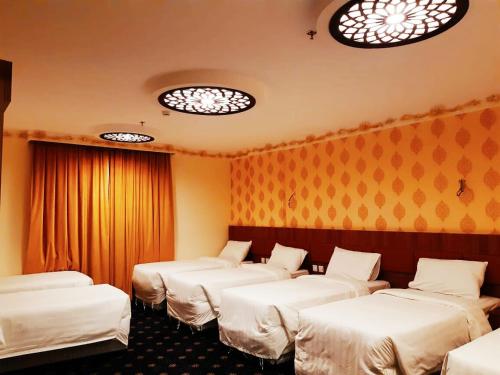 a row of beds in a room with lights at فندق انوار المشاعرالفندقية in Makkah