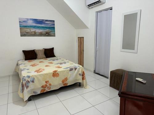 瓜賓的住宿－Casa Familiar - Guaibim，一间卧室配有一张床和一个梳妆台