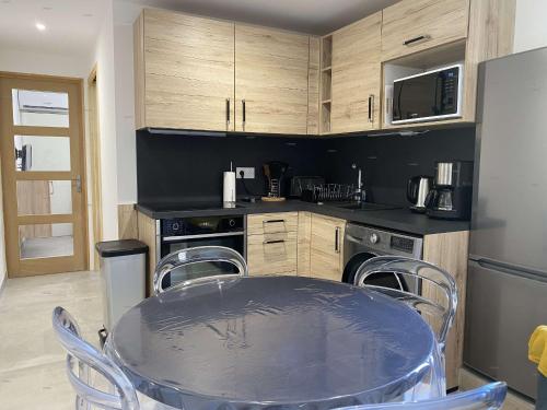 Appartement T2 rénové avec climatisation et internet, proche centre et étang de Thau - FR-1-553-193