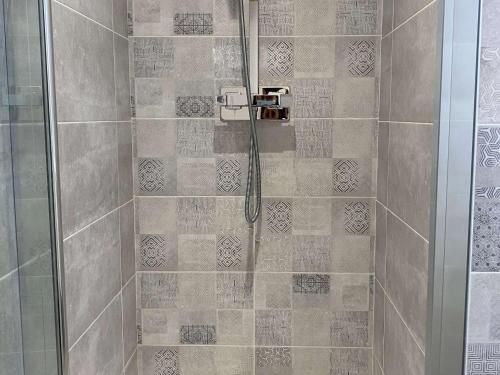 une douche avec une porte vitrée dans une salle de bain dans l'établissement Appartement T2 rénové avec climatisation et internet, proche centre et étang de Thau - FR-1-553-193, à Balaruc-les-Bains