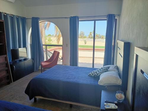 una camera con letto e finestra con vista di Hostal San Jose a San José del Cabo