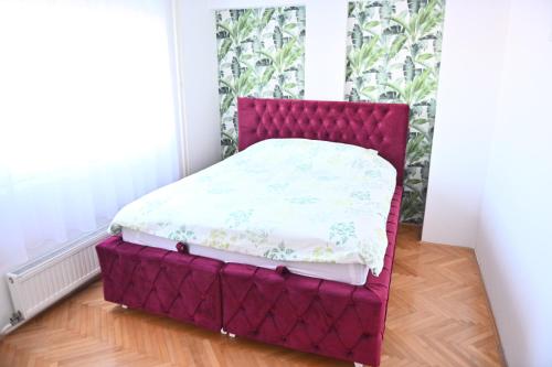 Posto letto in camera con letto viola di Apartman Iva a Bijeljina