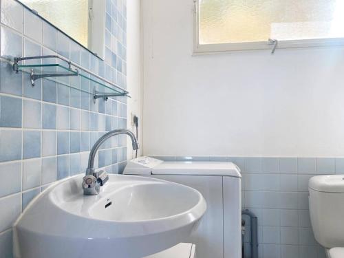 Ванная комната в Appartement Bormes-les-Mimosas, 3 pièces, 4 personnes - FR-1-251-461