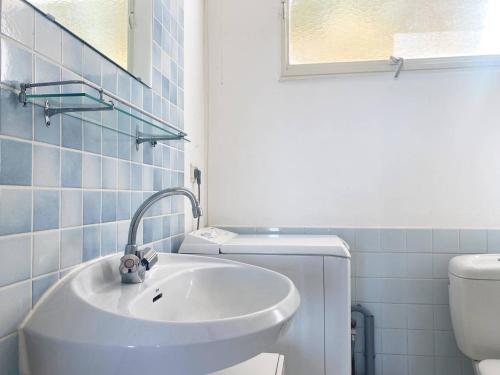 ein Badezimmer mit Waschbecken und Toilette in der Unterkunft Appart. moderne au calme - Bormes-les-Mimosas - WIFI, AIRCONDITIONING, PARKING - FR-1-251-461 in Bormes-les-Mimosas