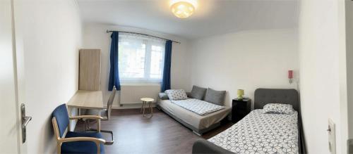 sala de estar con 2 camas y sofá en Easy to Düsseldorf Messe, 2-bedroom Apartment with kitchen and garden en Duisburg