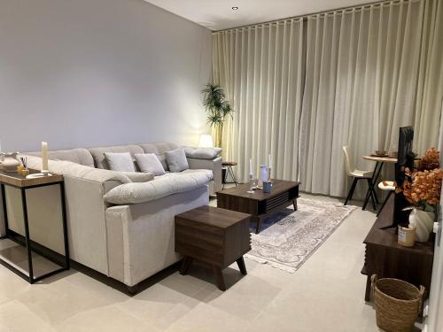 ein Wohnzimmer mit einem Sofa und einem Tisch in der Unterkunft الشقة الفاخرة vip العيينة in Al ‘Uyaynah
