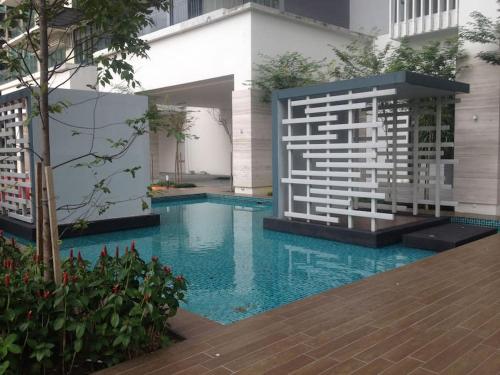 una piscina frente a un edificio en Studio with an amazing view. 10 min to KLCC en Kuala Lumpur