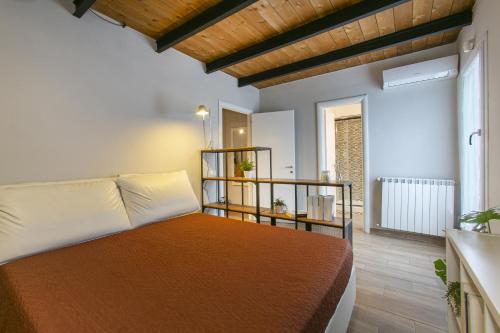 Tempat tidur dalam kamar di The best apartment in Rome!