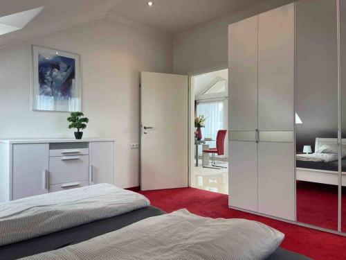een slaapkamer met een bed en een kamer met een bed en een bureau bij BERGblume im Zentrum inkl. Staufen PLUS in Oberstaufen