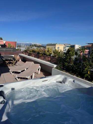 a hot tub on the roof of a building at Penthouse avec Jacuzzi - Terrasse - Parking - Piscine in Antibes