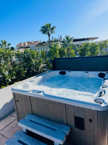 une baignoire jacuzzi installée au-dessus d'un balcon dans l'établissement Penthouse - Jacuzzi - Terrace - Parking - 2 pools, à Antibes